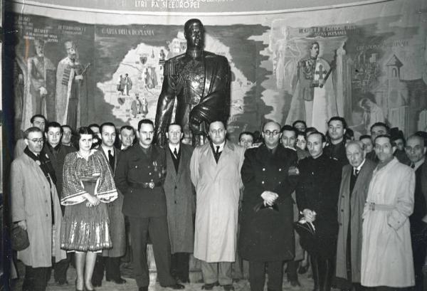 Fiera di Milano - Campionaria 1940 - Visita del ministro romeno per la propaganda Constantin Giurescu