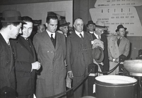 Fiera di Milano - Campionaria 1940 - Visita del direttore generale della sanità pubblica Giovanni Petragnani