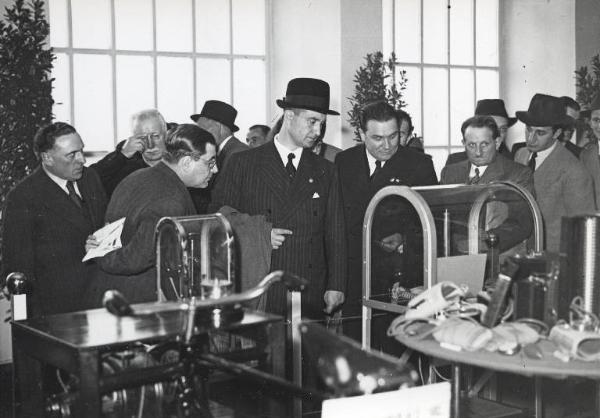 Fiera di Milano - Campionaria 1940 - Visita del direttore generale della sanità pubblica Giovanni Petragnani