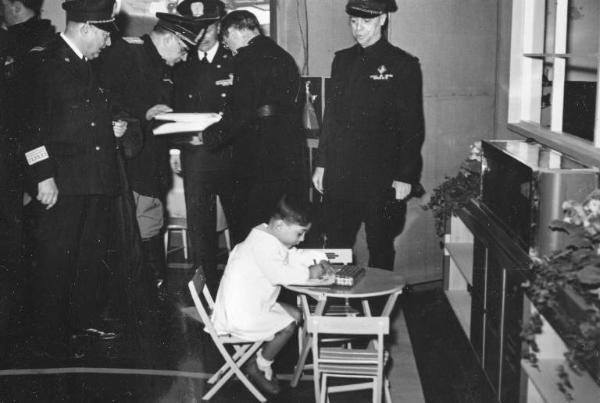 Fiera di Milano - Campionaria 1940 - Visita del direttore generale del Ministero dell'educazione Guido Mancini in occasione della inaugurazione della Mostra della scuola materna