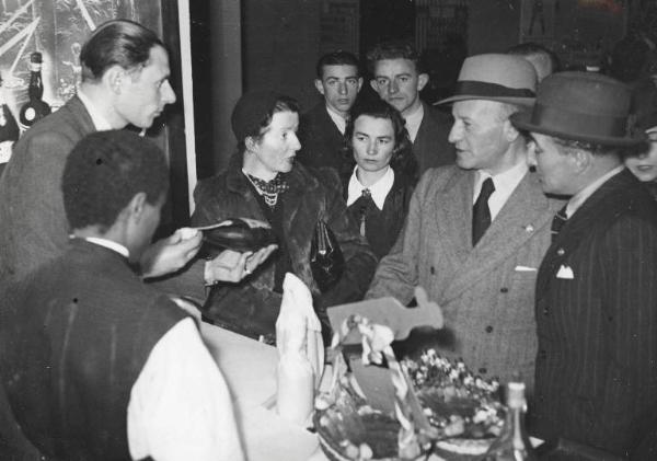 Fiera di Milano - Campionaria 1940 - Visita del senatore Aurelio Liotta