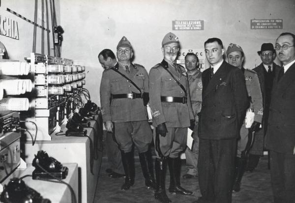 Fiera di Milano - Campionaria 1940 - Visita dei membri della Commissione Ispettorato superiore servizi tecnici del Ministero della guerra