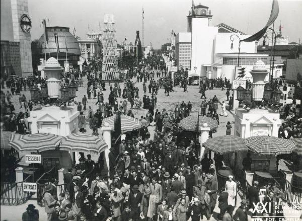 Fiera di Milano - Campionaria 1940 - Entrata di piazza Giulio Cesare e viale delle nazioni - Folla di visitatori