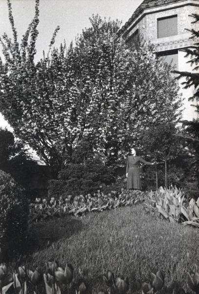 Fiera di Milano - Campionaria 1940 - Aiuole con fiori e alberi