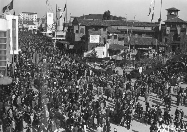 Fiera di Milano - Campionaria 1940 - Viale della scienza - Folla di visitatori