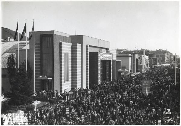 Fiera di Milano - Campionaria 1940 - Viale del commercio - Folla di visitatori