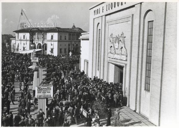 Fiera di Milano - Campionaria 1940 - Piazza Italia - Folla di visitatori