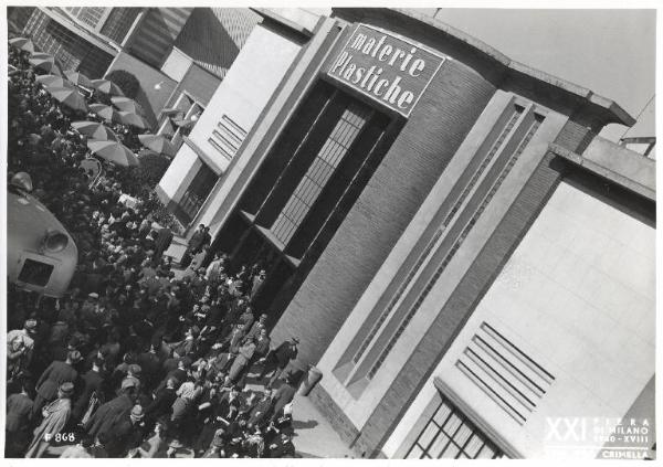 Fiera di Milano - Campionaria 1940 - Padiglione delle materie plastiche - Folla di visitatori all'entrata