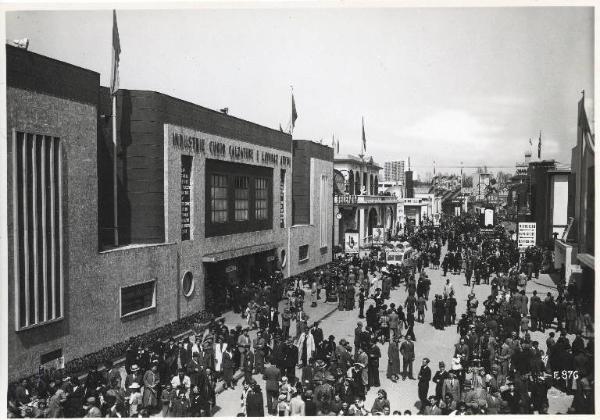 Fiera di Milano - Campionaria 1940 - Viale del commercio - Folla di visitatori