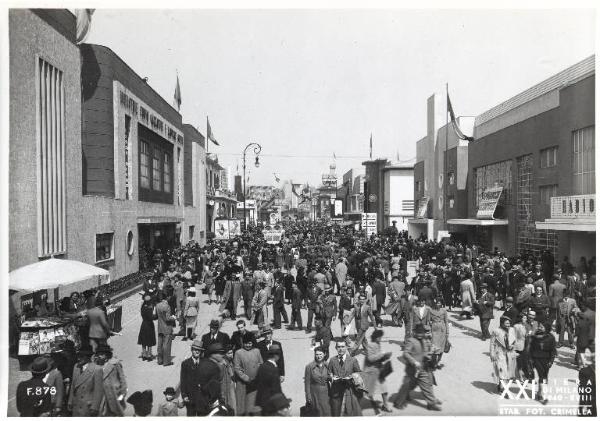 Fiera di Milano - Campionaria 1940 - Viale del commercio - Folla di visitatori