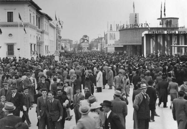 Fiera di Milano - Campionaria 1940 - Piazza Italia e viale dell'industria - Folla di visitatori