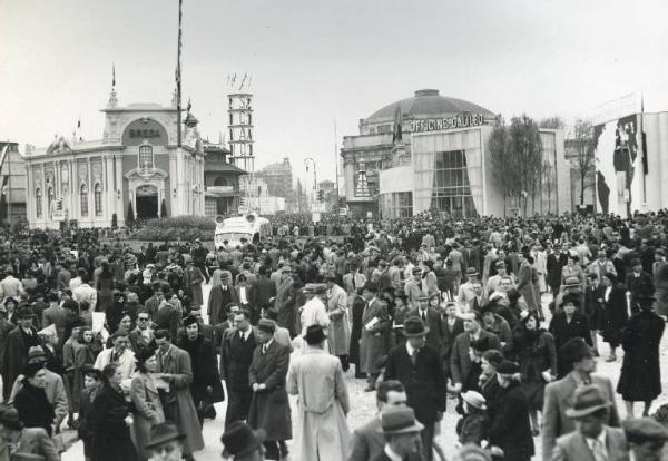 Fiera di Milano - Campionaria 1940 - Piazza Italia - Folla di visitatori