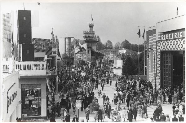 Fiera di Milano - Campionaria 1940 - Viale del commercio - Folla di visitatori