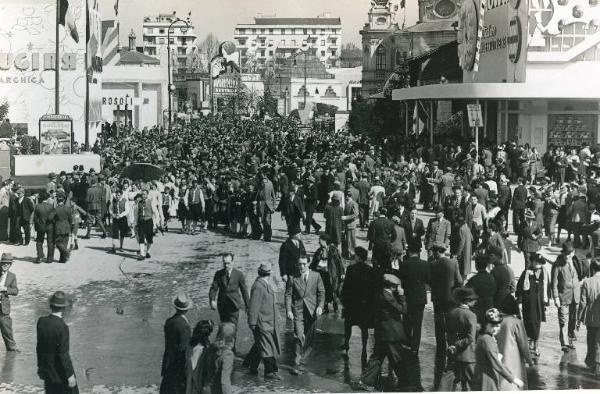 Fiera di Milano - Campionaria 1940 - Viale della scienza - Folla di visitatori