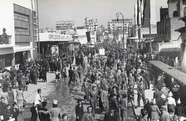 Fiera di Milano - Campionaria 1940 - Viale dell'agricoltura - Folla di visitatori