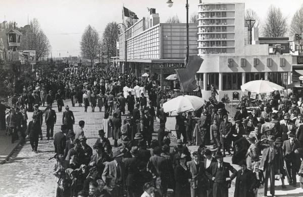 Fiera di Milano - Campionaria 1940 - Viale dell'agricoltura - Folla di visitatori