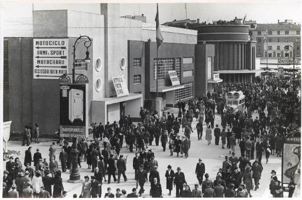 Fiera di Milano - Campionaria 1940 - Viale del commercio - Folla di visitatori