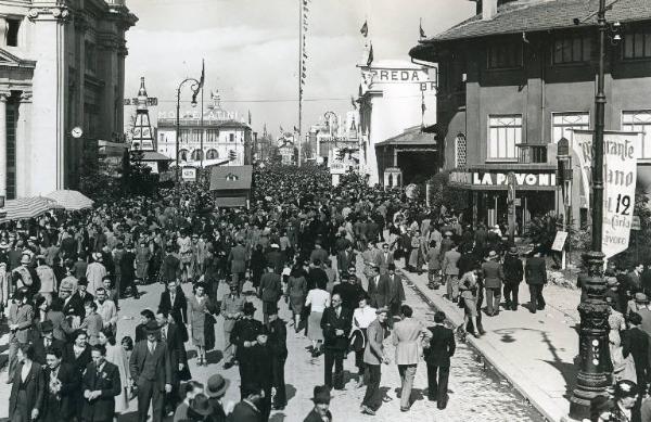 Fiera di Milano - Campionaria 1940 - Viale dell'industria - Folla di visitatori