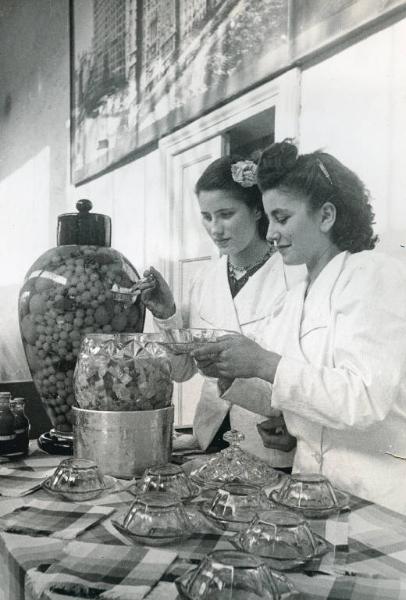 Fiera di Milano - Campionaria 1940 - Padiglione del Brasile - Banchetto di degustazione di frutta sciroppata
