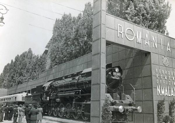 Fiera di Milano - Campionaria 1940 - Area espositiva all'aperto delle Ferrovie romene Offficine N. Malaxa