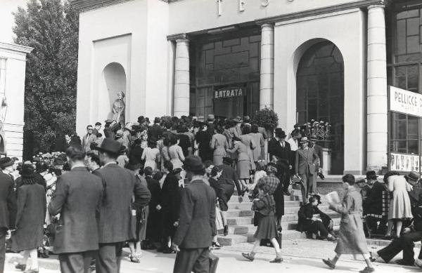 Fiera di Milano - Campionaria 1940 - Padiglione dei tessili e dell'abbigliamento - Visitatori all'entrata