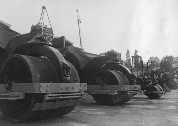 Fiera di Milano - Campionaria 1940 - Settore dell'edilizia - Stand di macchine della Società nazionale delle officine di Savigliano