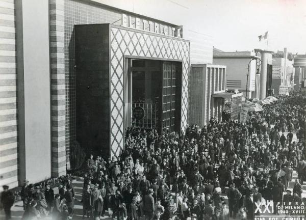 Fiera di Milano - Campionaria 1940 - Viale del commercio - Folla di visitatori