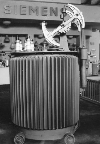 Fiera di Milano - Campionaria 1940 - Padiglione dell'elettricità - Stand con trasformatore