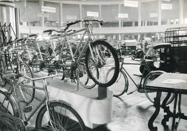 Fiera di Milano - Campionaria 1940 - Salone del ciclo, motocarro e della motonautica nel palazzo dello sport