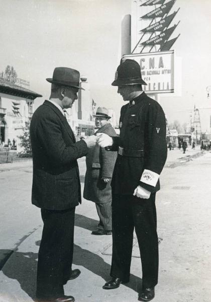 Fiera di Milano - Campionaria 1940 - Vigile con un visitatore