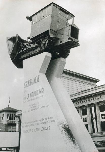 Fiera di Milano - Campionaria 1940 - Installazione pubblicitaria con una macchina sgombraneve della S.A. La Motomeccanica