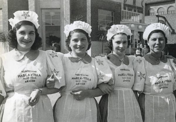 Fiera di Milano - Campionaria 1940 - Donne con abbigliamento pubblicitario dei tortellini Buitoni