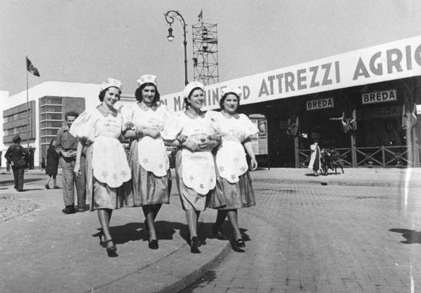 Fiera di Milano - Campionaria 1940 - Donne con abbigliamento pubblicitario dei tortellini Buitoni