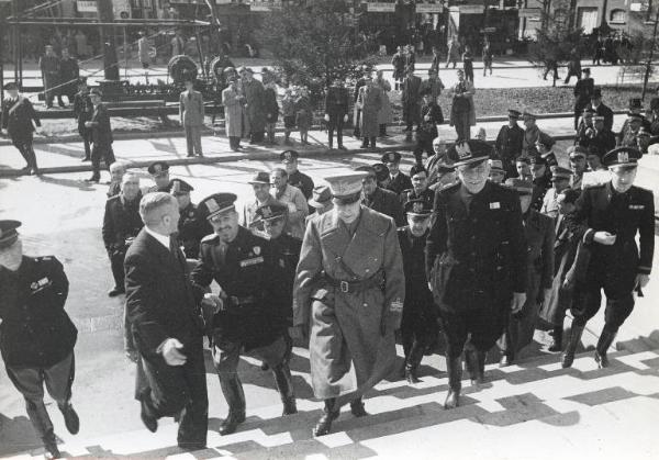 Fiera di Milano - Campionaria 1941 - Visita del conte di Torino Vittorio Emanuele di Savoia e del ministro delle comunicazioni Giovanni Host Venturi in occasione della inaugurazione