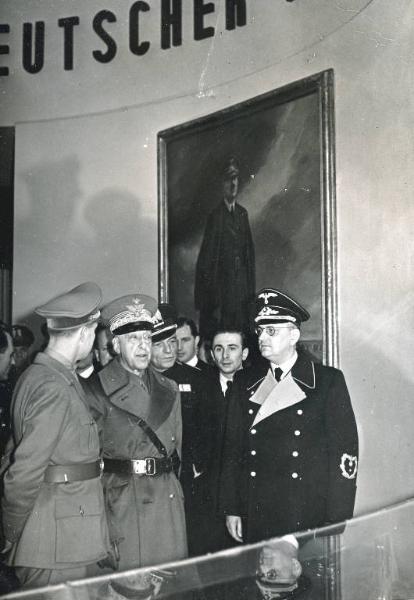 Fiera di Milano - Campionaria 1941 - Visita del conte di Torino Vittorio Emanuele di Savoia e del ministro delle comunicazioni Giovanni Host Venturi in occasione della inaugurazione