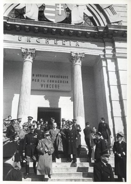 Fiera di Milano - Campionaria 1941 - Visita del conte di Torino Vittorio Emanuele di Savoia e del ministro delle comunicazioni Giovanni Host Venturi in occasione della inaugurazione