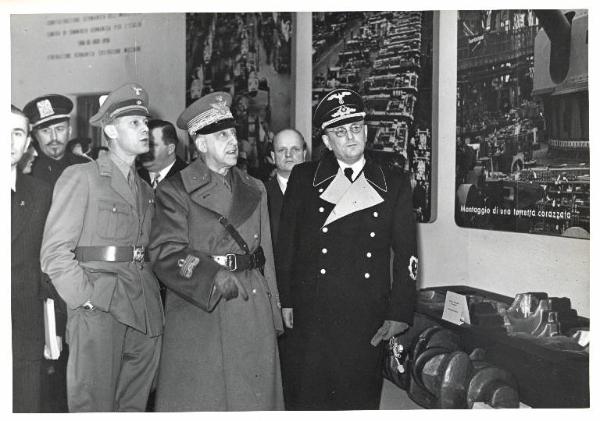 Fiera di Milano - Campionaria 1941 - Visita del conte di Torino Vittorio Emanuele di Savoia e del ministro delle comunicazioni Giovanni Host Venturi in occasione della inaugurazione