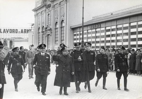 Fiera di Milano - Campionaria 1941 - Visita del sottosegretario alle corporazioni Ermanno Amicucci