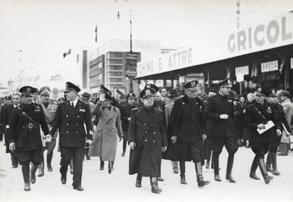 Fiera di Milano - Campionaria 1941 - Visita del sottosegretario alle corporazioni Ermanno Amicucci