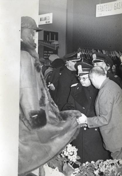 Fiera di Milano - Campionaria 1941 - Visita del sottosegretario alle corporazioni Ermanno Amicucci