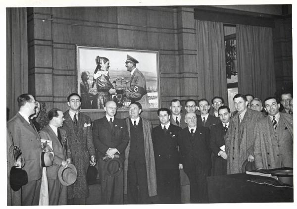 Fiera di Milano - Campionaria 1941 - Visita di giornalisti alla Mostra dell'acciaio speciale germanico