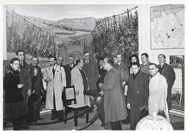 Fiera di Milano - Campionaria 1941 - Visita di giornalisti alla Mostra della birra e del luppolo tedeschi