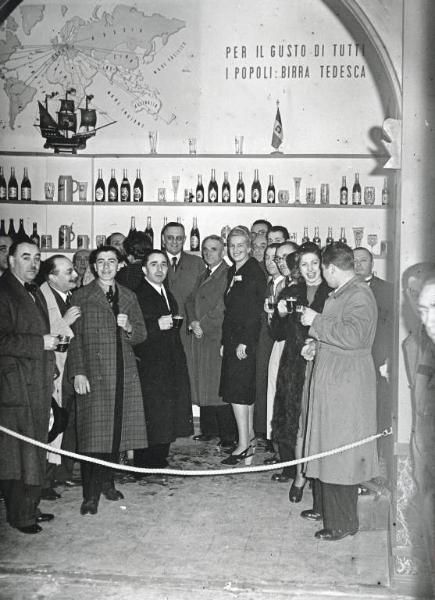 Fiera di Milano - Campionaria 1941 - Visita di giornalisti alla Mostra della birra e del luppolo tedeschi