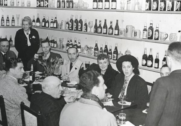 Fiera di Milano - Campionaria 1941 - Visita di giornalisti alla Mostra della birra e del luppolo tedeschi