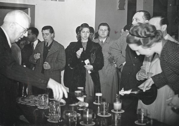 Fiera di Milano - Campionaria 1941 - Visita di giornalisti alla Mostra della birra e del luppolo tedeschi