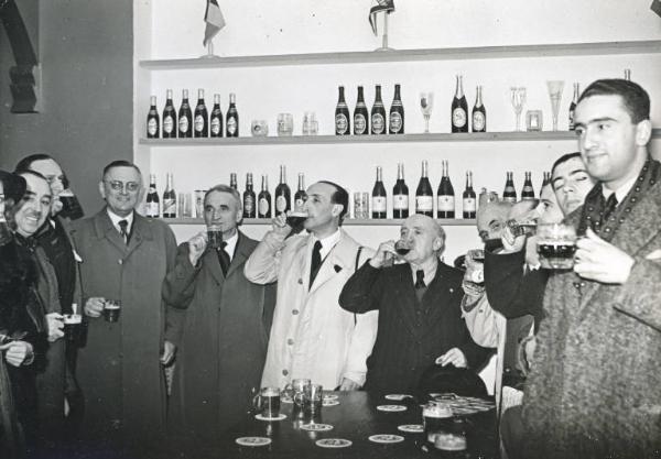 Fiera di Milano - Campionaria 1941 - Visita di giornalisti alla Mostra della birra e del luppolo tedeschi