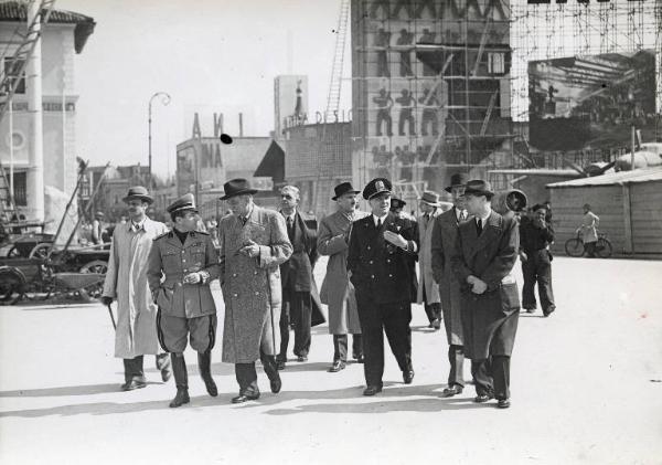 Fiera di Milano - Campionaria 1941 - Visita del prefetto di Milano Carlo Tiengo e del federale di Milano Andrea Ippolito nella fase di allestimento