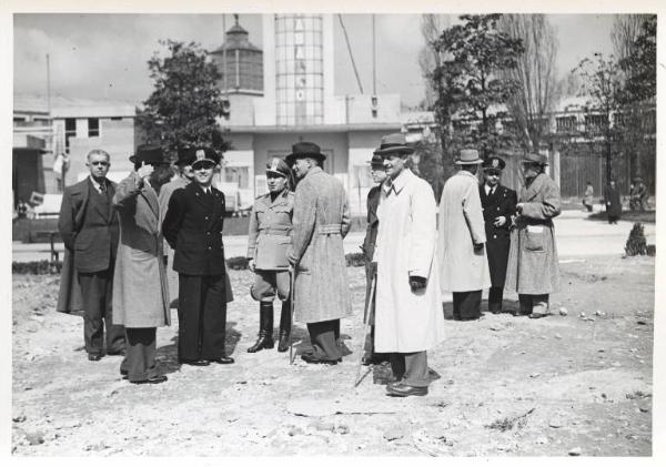 Fiera di Milano - Campionaria 1941 - Visita del prefetto di Milano Carlo Tiengo e del federale di Milano Andrea Ippolito nella fase di allestimento