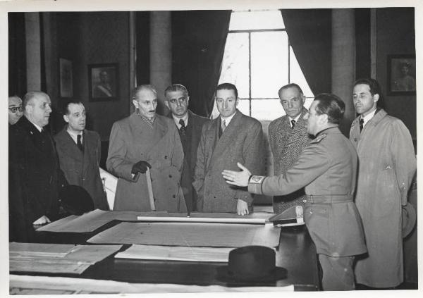 Fiera di Milano - Campionaria 1941 - Visita del prefetto di Milano Carlo Tiengo e del federale di Milano Andrea Ippolito nella fase di allestimento