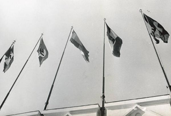 Fiera di Milano - Campionaria 1941 - Bandiere all'entrata di piazza Giulio Cesare